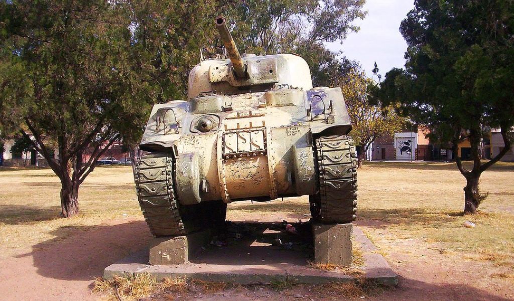 El tanque militar del parque 20 de Febrero ahora es usado como refugio por gente en situación de calle