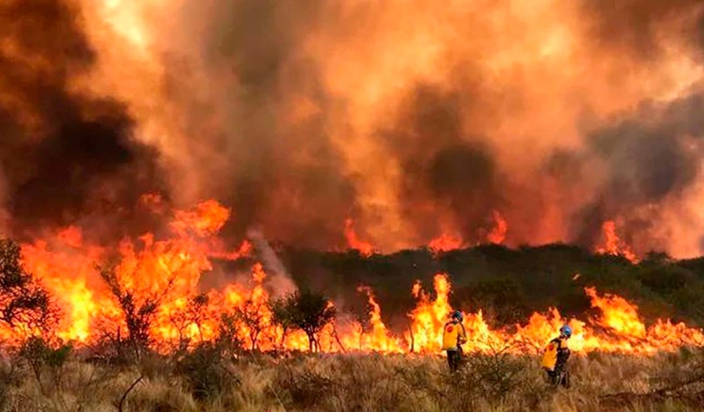 Córdoba arrasada por el fuego: focos activos, evacuados y un detenido