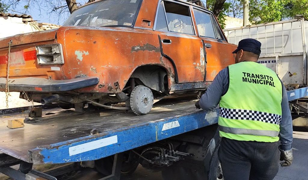 Ciudad de Salta: Se sigue levantando vehículos abandonados de las calles 