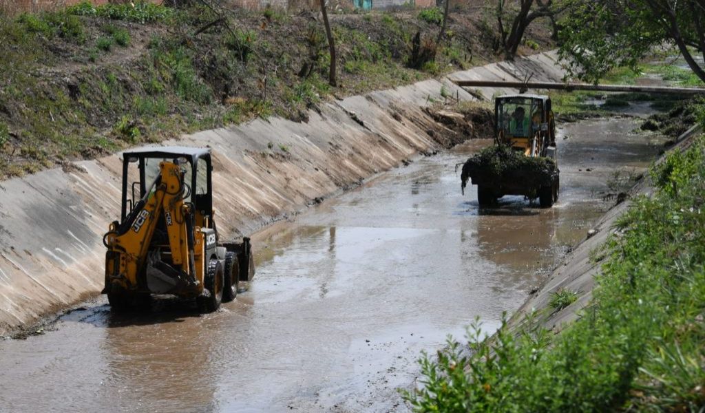 Ejecutan la limpieza del canal de Los Profesionales en zona norte de