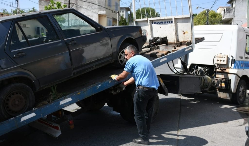 Se siguen levantando vehículos abandonados en las calles de la ciudad de Salta