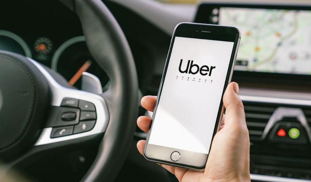 Cada vez son más los salteños que usan UBER pero la AMT no quiere autorizarlos