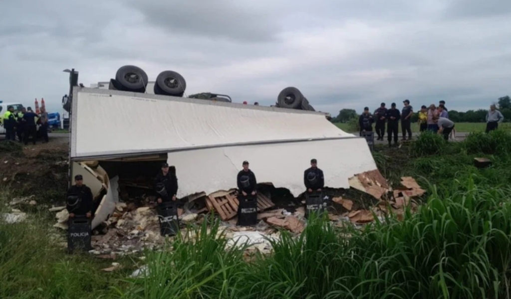 Un camión volcó en Tucumán y los vecinos saquearon en minutos la mercadería