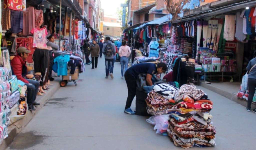 Miles de argentinos compran en Bolivia y desencadenan despidos y cierres de comercios en el norte salteño