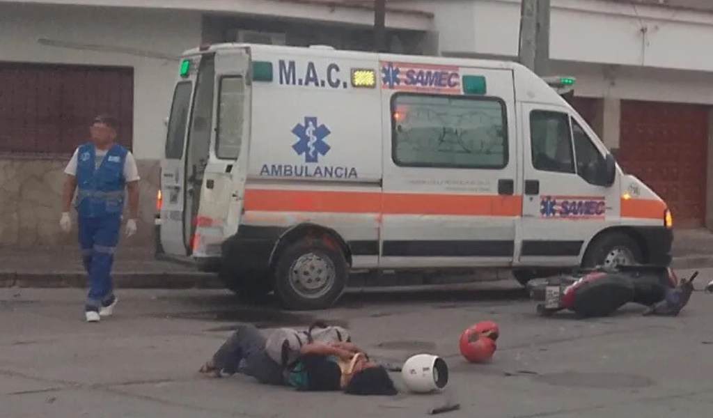 La importancia de usarlos. Lo salvó el casco luego de chocar contra un remis en el centro salteño