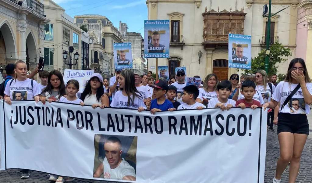 Familiares y amigos de Lautaro Ramasco marcharon por el centro salteños pidiendo justicia