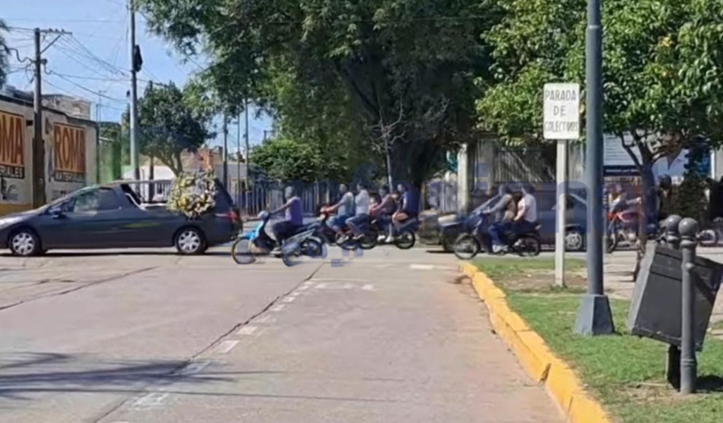 Terrible dolor: con una caravana despidieron los restos del nene de Orán que murió en el parque Acuático de Cerrillos