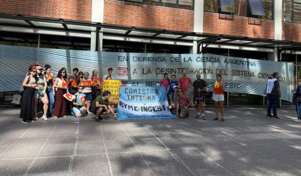 Científicos de CONICET y Agencia I+D+I protestan contra el recorte en ciencia y tecnología