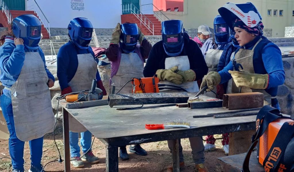 Rompiendo estigmas: En Salta continúa la capacitación a mujeres en herrería