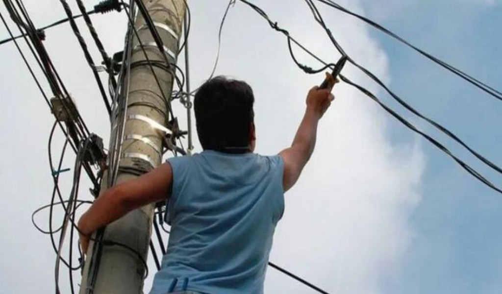 En Salta más de 35 mil usuarios de agua se atrasan y 25 mil se cuelgan de la luz