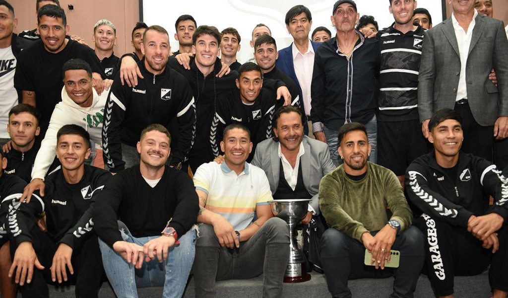 Sáenz recibió al plantel de Central Norte tras su histórico ascenso a Primera Nacional