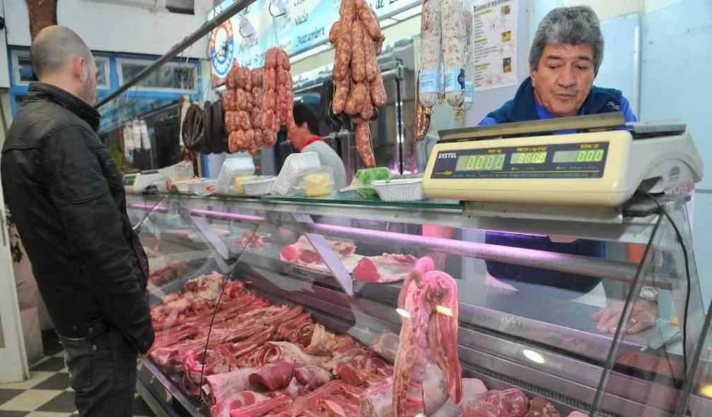 Nos está saliendo plumas: Hay un pequeño repunte en el consumo de carne vacuna pero el pollo es lo que más se compra