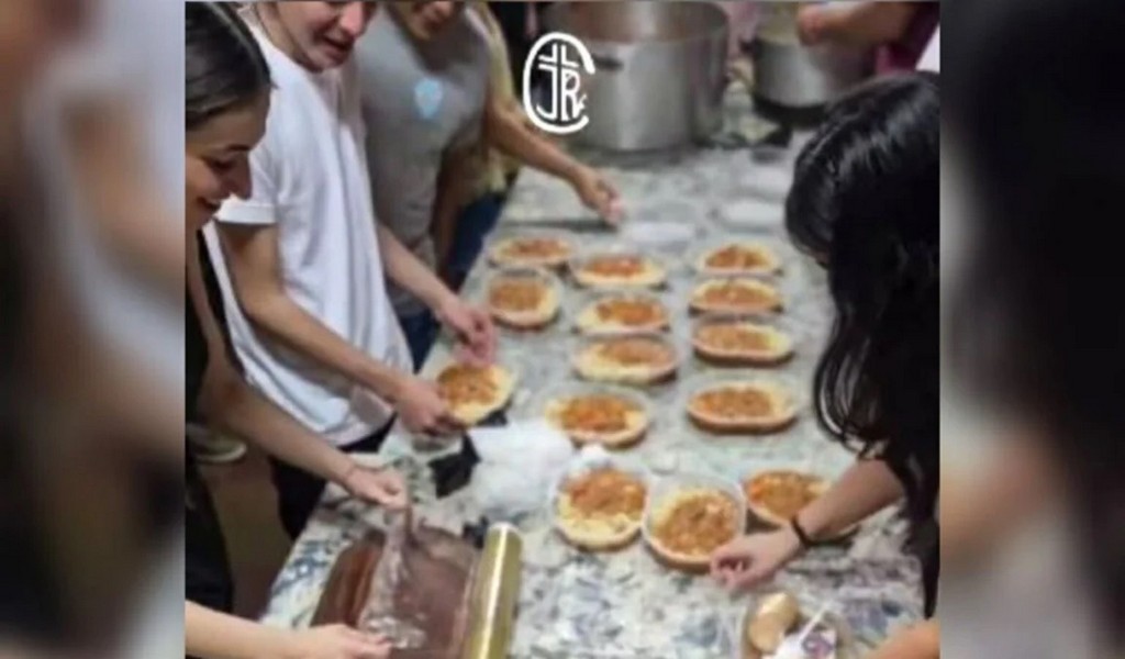 Jóvenes salteños preparan todas las semanas bandejas  de comidas para la gente en situación de calle