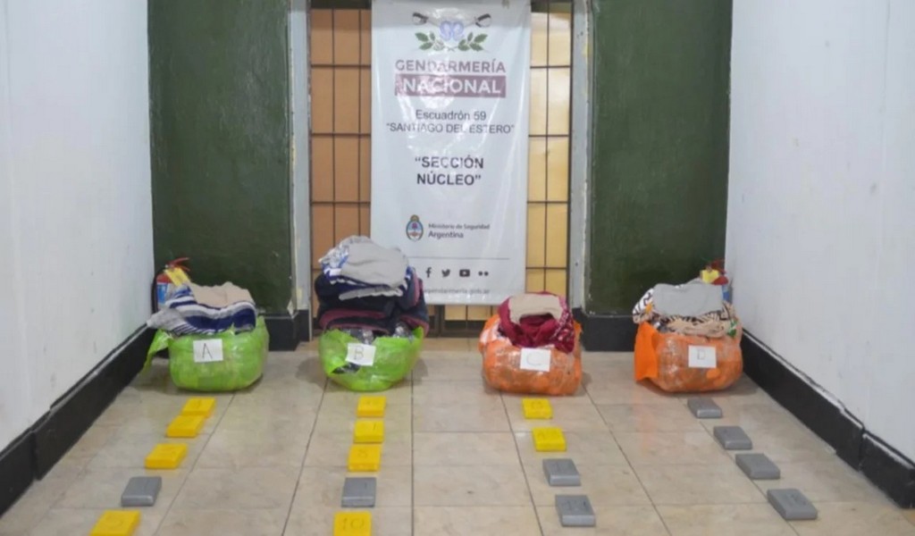 Tour de drogas: Secuestran en un colectivo que salió del norte de Salta 19 kilos de cocaína disimulados entre manteles y sábanas