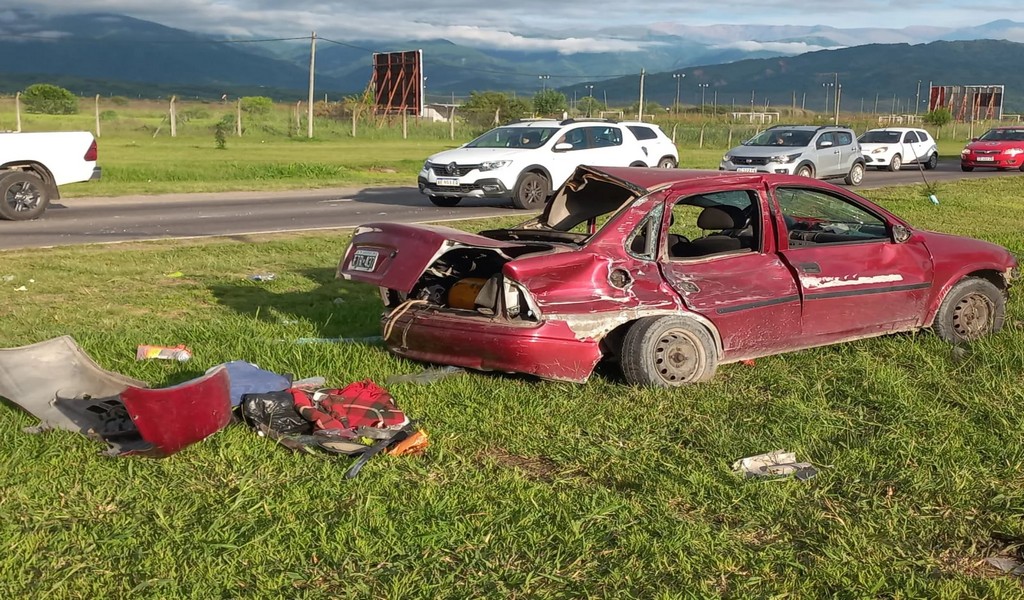 Tremendo choque entre un colectivo y un auto en Av. Bolivia