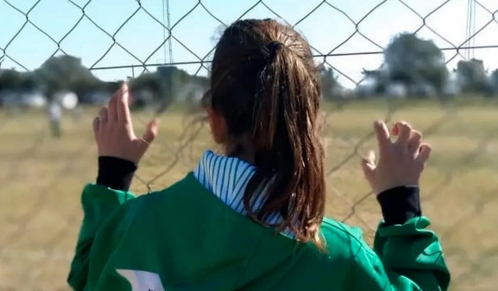 Un hogar para un gran talento: Joven futbolista en adopción busca una familia que la ame