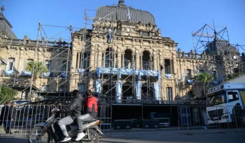 Un festival con Panam y Los Palmeras, flores y un fuerte operativo de seguridad para el acto de Milei