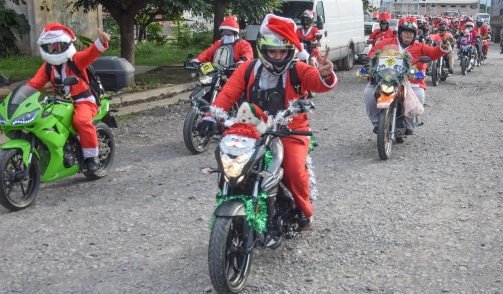 200 motociclistas vestidos de Papá Noel recorrieron la ciudad  de Salta repartiendo alegría y regalos