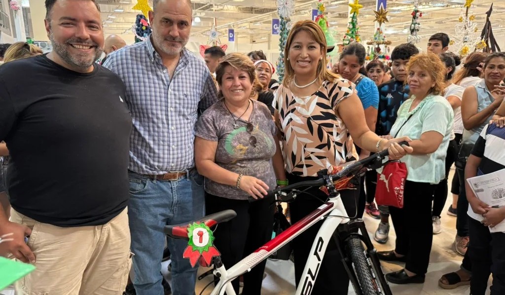 La Municipalidad premió a ganadores del concurso del arbolito navideño