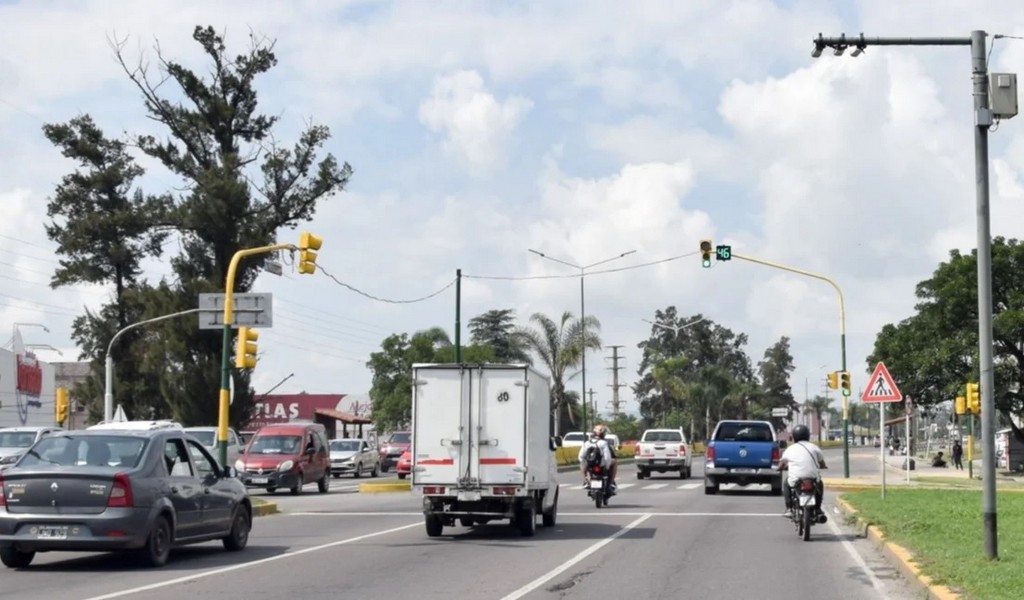 Fotomultas: El 50% de los vehículos que cruzan semáforos en rojo son los colectivos de SAETA