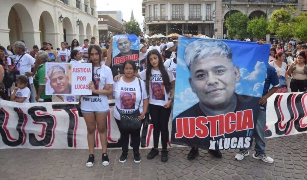 Exigen justicia: Familiares y amigos  del joven fallecido en el Hospital Ragone volvieron a marchar