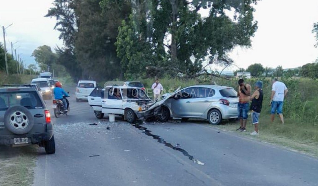 Dos vehículos chocaron de frente sobre Ruta Nacional 68 a la altura de La Merced