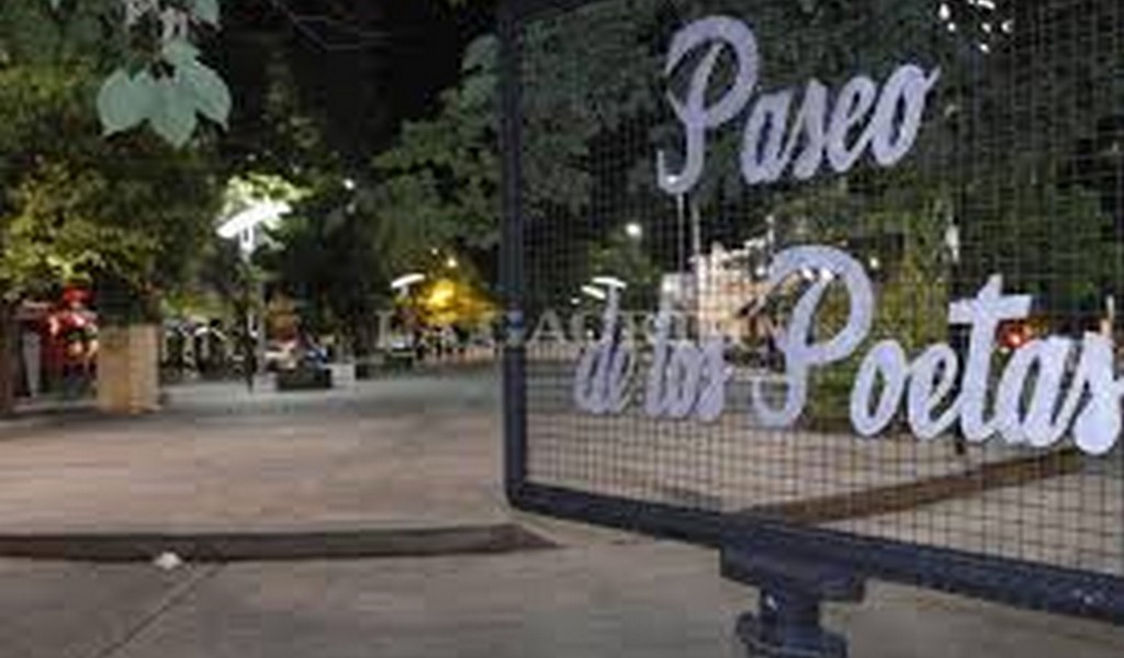 El paseo de los.poetas se llenó de personas en situación de calles y de ladrones