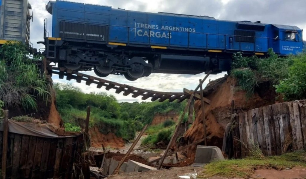 Entre Rosario de la Frontera y Metán colapsó un puente y un tren de cargas quedó colgando