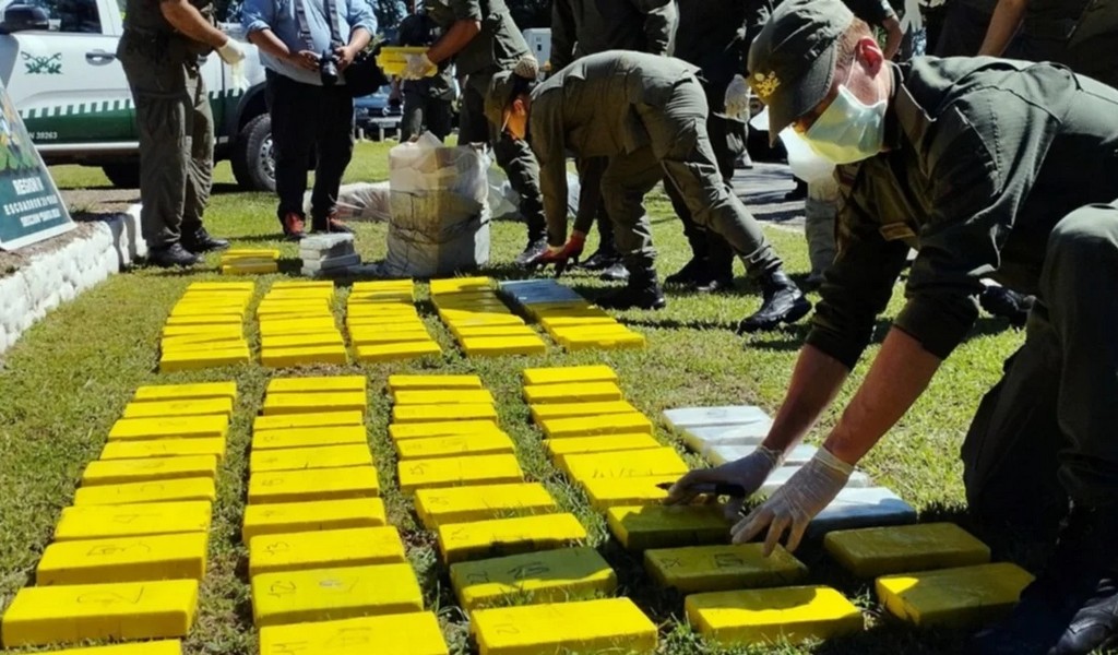 En el norte de Salta narcos abandonaron una camioneta con más de 207 kg de cocaína