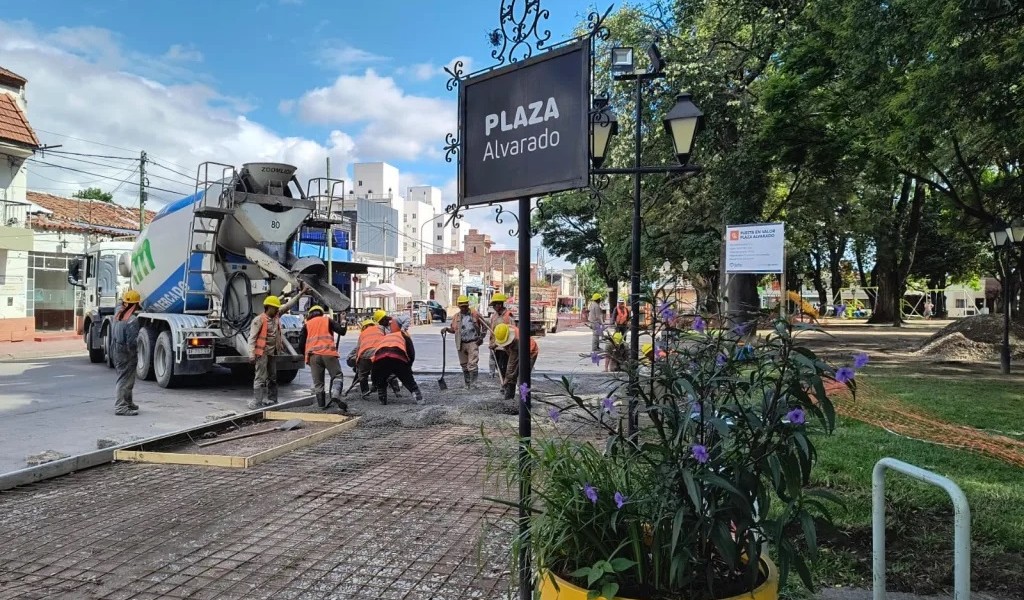 La Municipalidad avanza en la reconstrucción de las caminerías de la plaza Alvarado