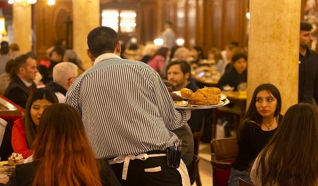 El sector gastronómico argentino estudia incluir propina obligatoria en las facturas