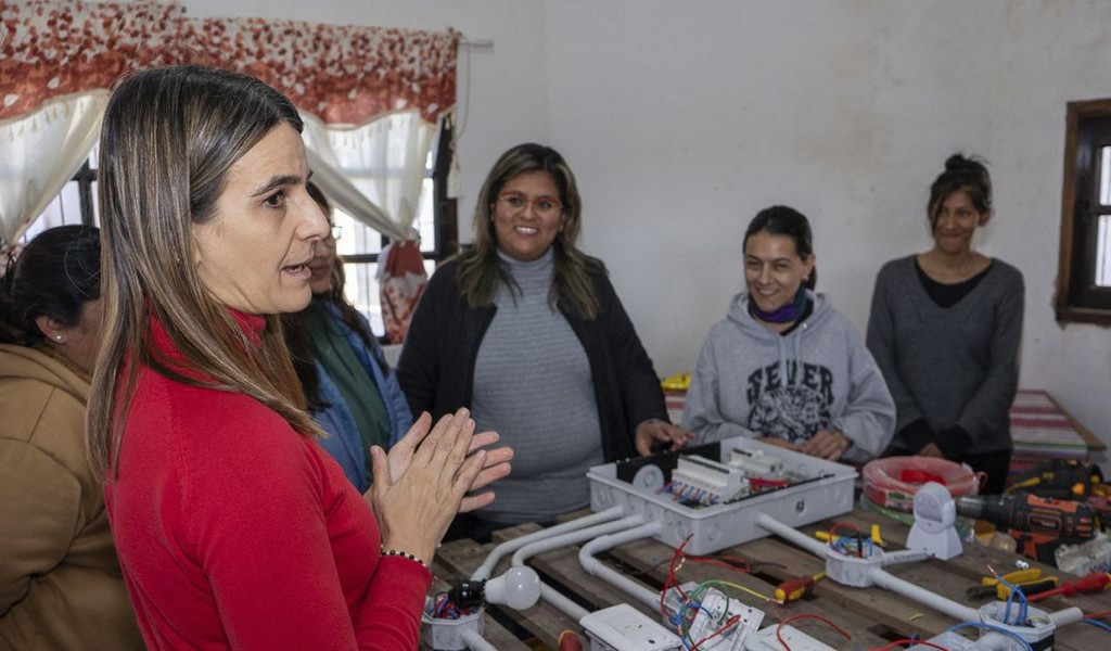 Son más salteñas que se capacitan como ceramistas, instalaciones eléctricas y muebles palet