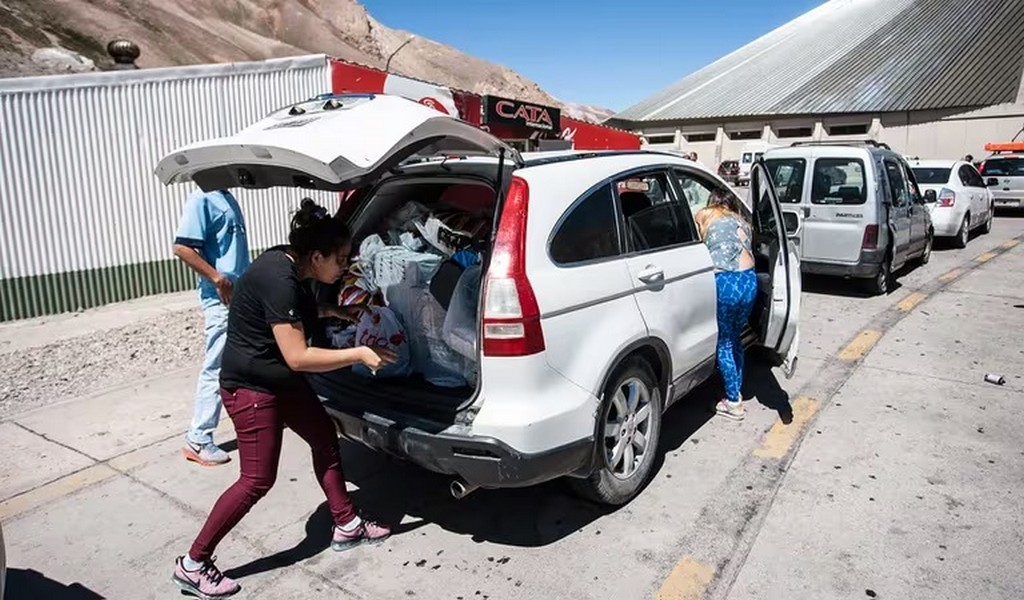 Los precios en Chile llevan a miles de argentinos a cruzar la frontera: qué productos compran y cuánto gastan