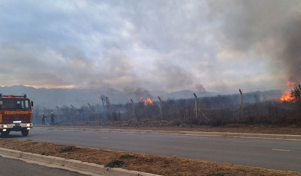 Bomberos y brigadistas intervinieron en distintos incendios en la ciudad de Salta