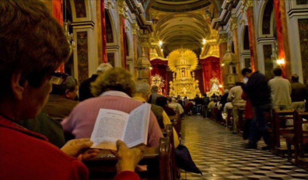 Miles de fieles comienzan hoy el rezo de la novena en honor al Señor y Virgen del Milagro