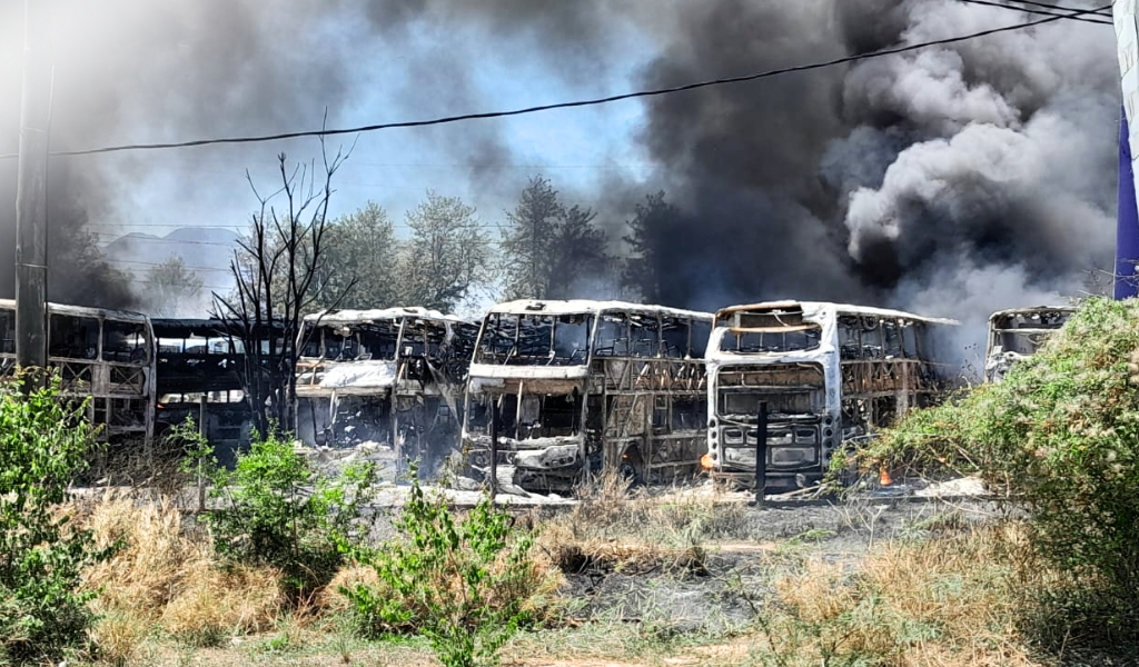 Tremendo incendio en un depósito de micros cerca de Güemes