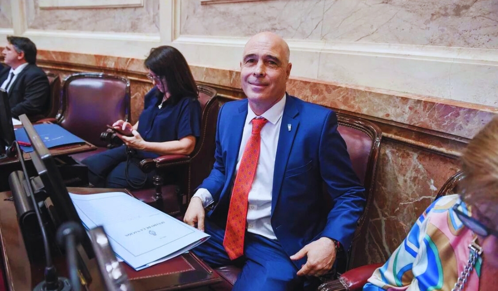 Un senador libertario tiene más de 15 asesores y no se saben en qué o cómo trabajan