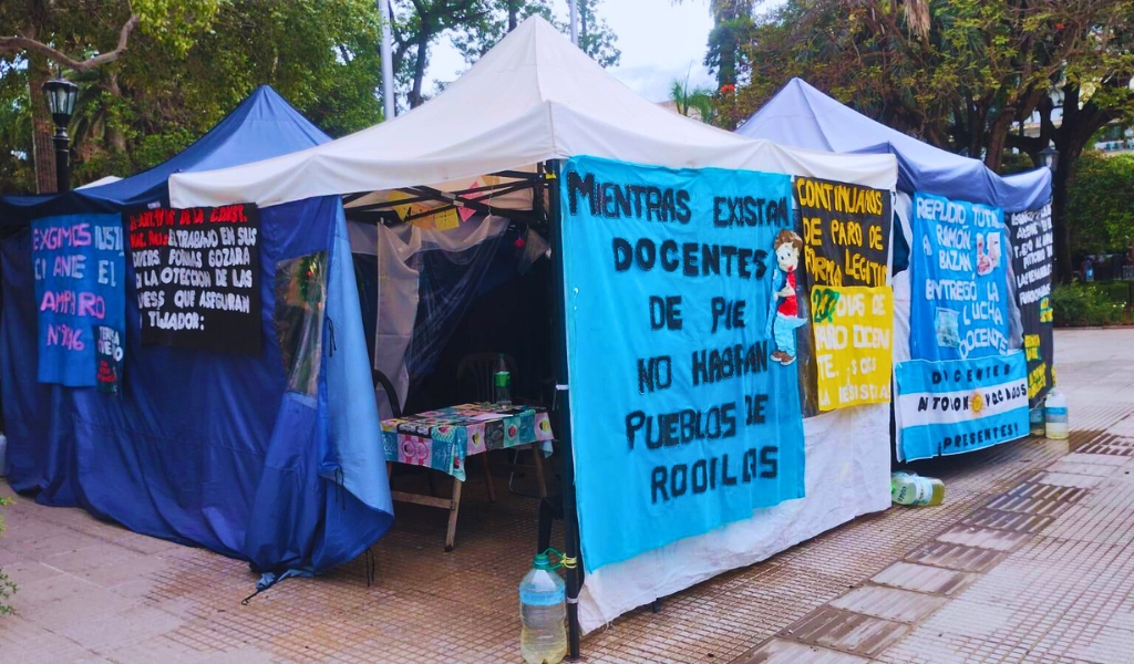 Los  docentes autoconvocados que está de paro hace un año mantendrán la carpa en Plaza 9 de Julio