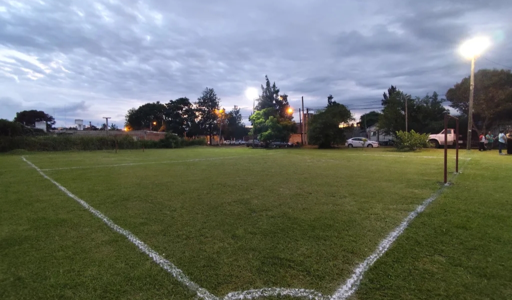 Colocaron nuevas luminarias en la canchita de fútbol del barrio Los Profesionales