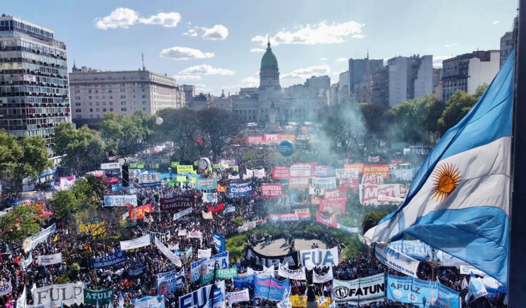 Multitudinaria marcha en defensa de las universidades públicas: reclamo por el financiamiento