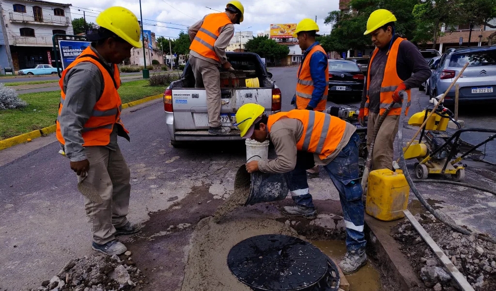 Precaución: Continúa el operativo de nivelación de bocas de registro en el centro salteño