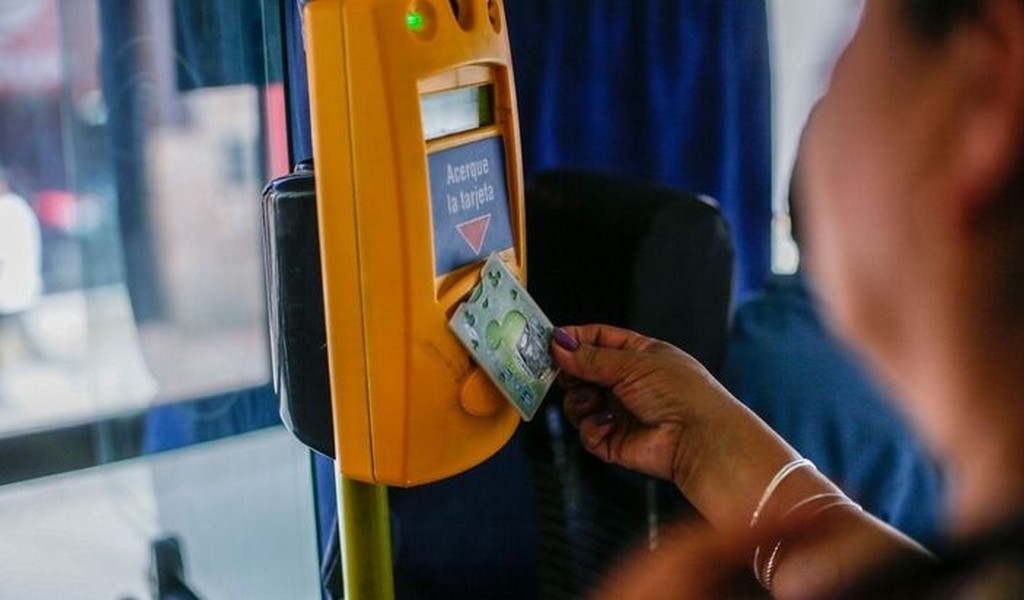 A mediados de este año se podrá pagar con débito en todos los colectivos de SAETA