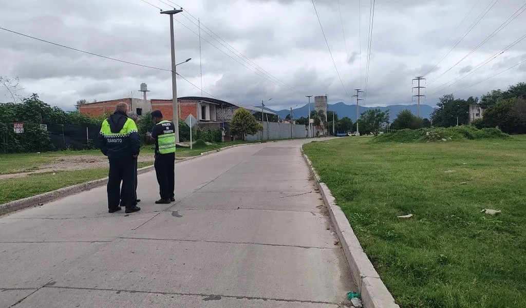 La gestión actuál comenzó la reparación del puente que inauguró Bettina Romero y se está cayeno a pedazos