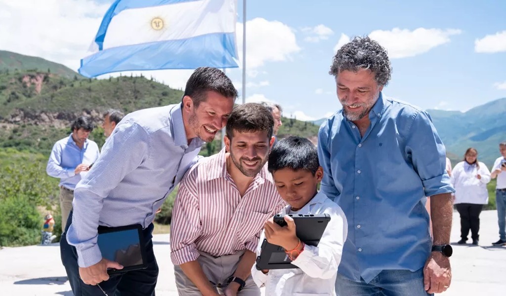 Inclusión digital: El Gobierno de Salta junto a Nación entregó tablets para las escuelas de Escoipe