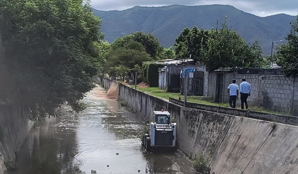 Sancionaron a un aserradero en La ciudad de Salta por arrojar residuos al canal pluvial Velarde