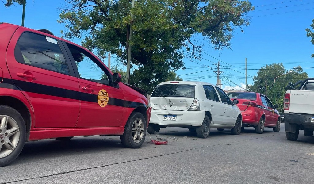 4 autos chocaron en la avenida San Martín. Dos son taxis