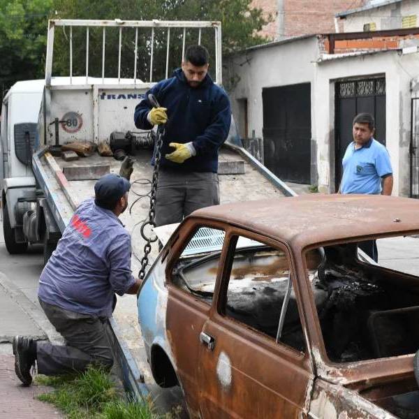 Desde el inicio de la gestión se van levantando más de 900 vehículos abandonados