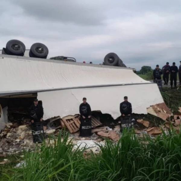 Un camión volcó en Tucumán y los vecinos saquearon en minutos la mercadería