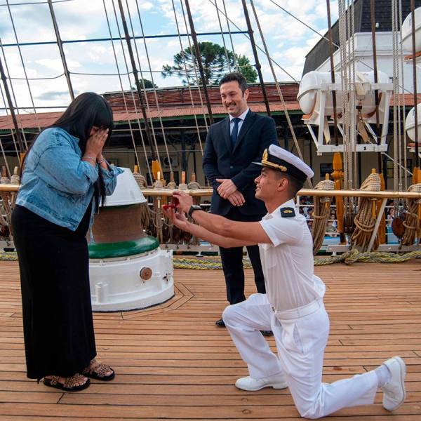 La Fragata Libertad vuelve a casa con una historia de amor a bordo