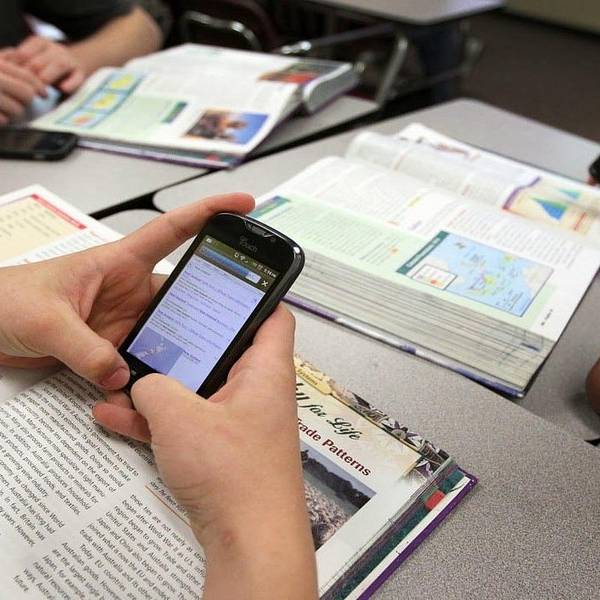 Se aprobó la norma para limitar el uso de celulares en aulas de Salta: 